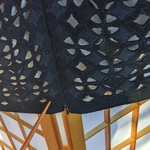 Elie Tahari Dual-layer Formal Skirt, Black cutout fabric and silky Pearl lining - Picture 10 of 12